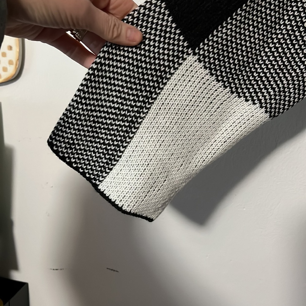 3/$20 Black & White Box Pattern Long Sleeve Crop Sweater - Picture 3 of 5